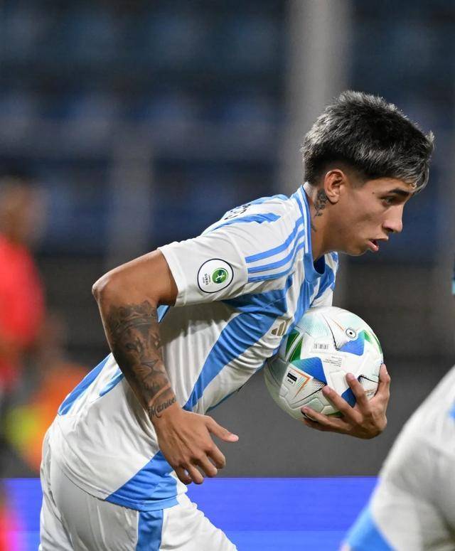 爱游戏全站-莱万多夫斯基在澳大利亚队比赛中出色防守，比赛局势复杂引发热议！的简单介绍